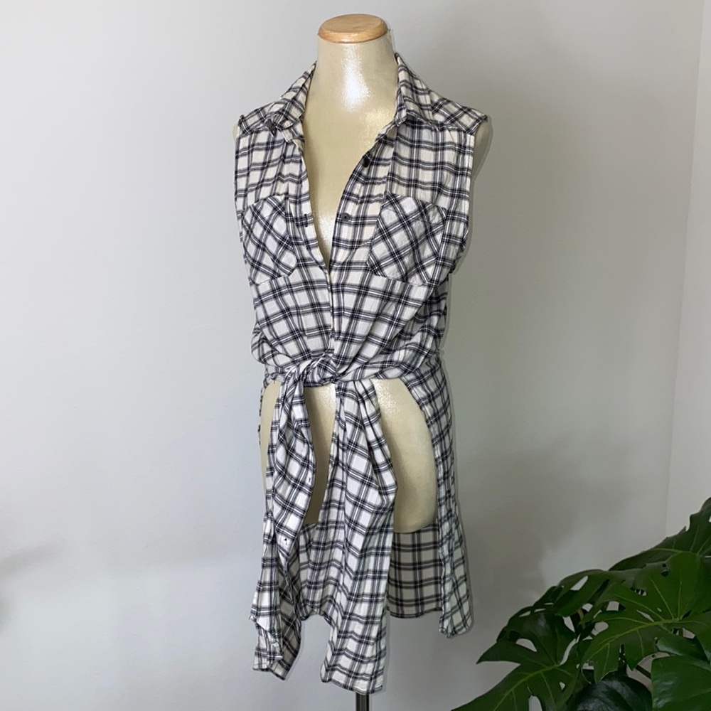 Long sleeveless Plaid Button down shirt